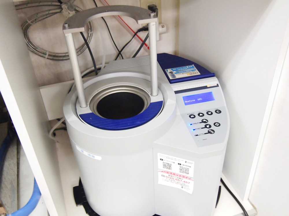 オートクレーブによる徹底的な治療器具の洗浄・滅菌